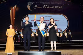 Đại diện Agribank nhận giải thưởng Sao Khuê 2023 cho sản phẩm Agribank eKYC System. (Ảnh: Vietnam+)