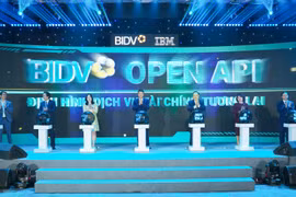 Đại diện Ngân hàng Nhà nước, BIDV và Nhà thầu tham gia thực hiện nghi thức ra mắt hệ thống BIDV Open API. (Ảnh: PV/Vietnam+)