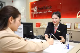 Giao dịch tại SeABank. (Ảnh: Vietnam+)