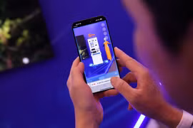 Khách hàng trải nghiệm các sản phẩm ngân hàng số của Sacombank. (Ảnh: PV/Vietnam+)