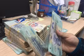 Hầu hết các ngân hàng đã giảm lãi suất huy động. (Ảnh: Vietnam+)