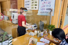 Giao dịch tại Agribank. (Ảnh: Vietnam+)