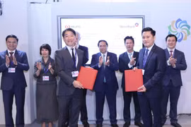 Ông Lê Duy Hải - Phó Tổng Giám đốc VietinBank và ông Daisuke Nishiyama - Giám đốc Điều hành, Trưởng Bộ phận Phát triển bền vững MUFG trao bản MOU dưới sự chứng kiến của Thủ tướng Chính phủ Phạm Minh Chính. (Ảnh: PV/Vietnam+)