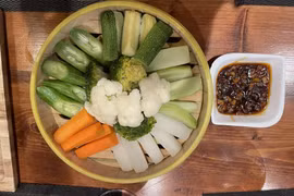 Trong bữa ăn ngày Tết nên có thêm đĩa rau củ luộc sẽ có cảm giác ngon miệng hơn bên cạnh những món ăn nhiều dầu mỡ, tinh bột. (Ảnh: Vietnam+)