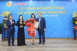 Ban lãnh đạo Vietbank trao quyết định bổ nhiệm bà Trần Tuấn Anh. (Ảnh: PV/Vietnam+)