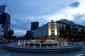 Nhiều tuyến phố ở trung tâm TP Hồ Chí Minh vắng bóng người trước giờ thực hiện giãn cách xã hội theo Chỉ thị 16. (Ảnh: TTXVN)