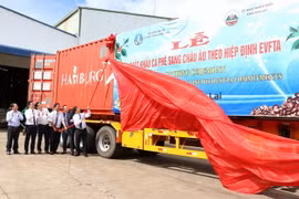 Phát lệnh xuất khẩu lô càphê đầu tiên của Việt Nam sang châu Âu. (Ảnh: Hồng Điệp/TTXVN)