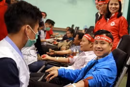 Đông đảo cán bộ, đoàn viên thanh niên tham gia hiến máu. (Ảnh: Huỳnh Ngọc Sơn/TTXVN)