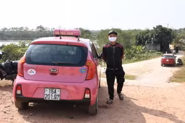 Một trong 2 xe ôtô đưa người từ Quảng Ninh về Hải Phòng bằng đường tắt bị phát hiện. (Nguồn: thanhnien.vn)