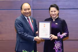 Chủ tịch Quốc hội Nguyễn Thị Kim Ngân trao tặng Kỷ niệm chương "Hoạt động Quốc hội Việt Nam" cho Ủy viên Bộ Chính trị, Thủ tướng Chính phủ Nguyễn Xuân Phúc, đại biểu Quốc hội khóa XI, XIII, XIV đã có thành tích đóng góp cho hoạt động Quốc hội Việt Nam. (Ả
