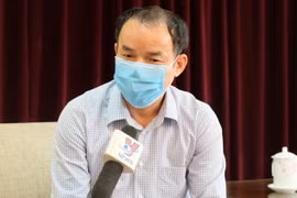 Ông Mai Thế Trị, Phó Chủ tịch UBND Thị xã Bỉm Sơn, tỉnh Thanh Hóa, trao đổi với phóng viên TTXVN về công tác phòng, chống dịch của địa phương thời gian tới. (Ảnh: Khiếu Tư/TXVN)