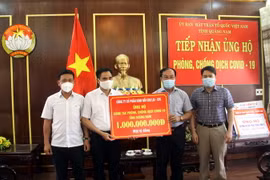 Lễ tiếp nhận 1 tỷ đồng của Công ty cổ phần kính nổi ủng hộ. (Ảnh: Phước Tuệ/TTXVN)