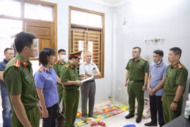 Cơ quan Cảnh sát điều tra, Công an tỉnh Sơn La đọc lệnh bắt bị can Hoàng Vũ Quyển. (Ảnh: TTXVN phát)