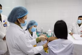 Tiêm mũi vắcxin đầu tiên ngừa COVID-19 Nano Covax nhóm liều 50mcg cho tình nguyện viên nữ. (Ảnh: Diệp Trương/TTXVN)