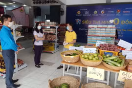 Gian hàng “Siêu thị mini 0 đồng” của Liên đoàn Lao động quận Bình Thạnh phục vụ cho cho công nhân lao động có hoàn cảnh khó khăn. (Ảnh: Thanh Vũ/TTXVN) 