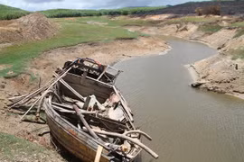 Thuyền hút cát cỡ lớn được huy động vào khu vực thượng nguồn sông Rác, xã Kỳ Tây, huyện Kỳ Anh, để hút cát trái phép. (Ảnh: Phan Quân/TTXVN)