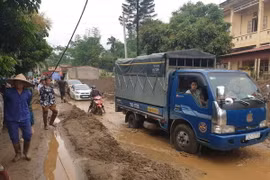 Giao thông bị ảnh hưởng nghiêm trọng. (Ảnh TTXVN phát)