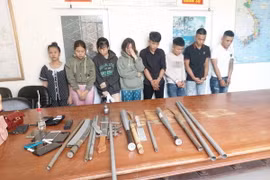 Các đối tượng vừa sử dụng ma túy tại phòng trọ số 3 khu nhà trọ Hoa Thơm, tổ 5, khu phố Hải An, thị trấn Long Hải, huyện Long Điền, tỉnh Bà Rịa-Vũng Tàu cùng tang vật của vụ án. (Ảnh: TTXVN phát)