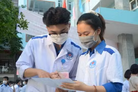 Sinh viên tình nguyện xem danh sách tham gia hỗ trợ tỉnh Phú Yên phòng, chống dịch. (Ảnh: Văn Dũng/TTXVN)