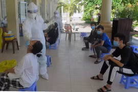 Xét nghiệm sàng lọc SARS-CoV-2 của thí sinh tham gia thi tốt nghiệp. (Ảnh: Xuân Triệu/TTXVN)