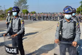 Cảnh sát phong tỏa tuyến đường dẫn tới tòa nhà Quốc hội ở thủ đô Naypyidaw ngày 29/1/2021. (Ảnh: AFP/TTXVN)