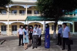 Kiểm tra công tác chuẩn bị tại điểm thi Trường chuyên Vị Thanh, thành phố Vị Thanh. (Ảnh: Hồng Thái/TTXVN)