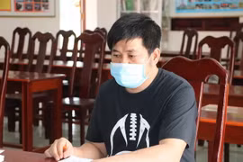 Bị can Nguyễn Hồng Đại chống người thi hành công vụ ở Chốt chống dịch COVID-19 ra đầu thú. (Ảnh: TTXVN phát)