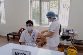 Tiêm vaccine phòng COVID-19 cho cán bộ y tế ở Hòa Bình. (Ảnh: Thanh Hải/TTXVN)