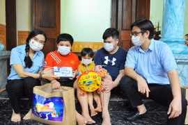 Phó Chủ tịch Thường trực Hội đồng Đội TW Nguyễn Phạm Duy Trang trao tặng thiết bị học trực tuyến và quà cho thiếu nhi có hoàn cảnh khó khăn nhân dịp Tết Trung Thu. (Ảnh: Minh Đức/TTXVN)