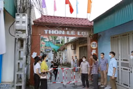 Lực lượng chức năng phong tỏa thôn Lê Lợi, xã Phù Vân, thành phố Phủ Lý. (Ảnh: Nguyễn Chinh/TTXVN)