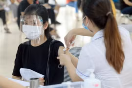 Hà Nội đang triển khai chiến dịch tiêm chủng diện rộng cho tất cả người dân trong độ tuổi cần tiêm chủng, từ 18-65 tuổi. (Ảnh: Tuấn Anh/TTXVN)