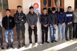 Các đối tượng tại trụ sở Công an huyện Gia Lộc. (Ảnh: TTXVN phát)