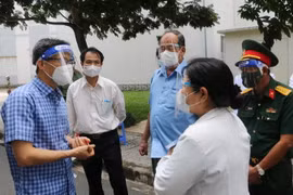Phó Thủ tướng Chính phủ Vũ Đức Đam cùng lãnh đạo tỉnh An Giang kiểm tra công tác thu dung, điều trị bệnh nhân COVID-19 tại Bệnh viện Đa khoa trung tâm An Giang. (Ảnh: Công Mạo/TTXVN)