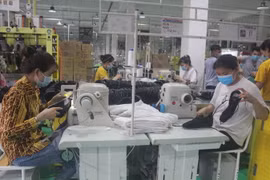 Công nhân khi làm việc đều đeo khẩu trang đúng cách và thực hiện theo khuyến cáo của Bộ Y tế. (Ảnh: Khiếu Tư/TTXVN)