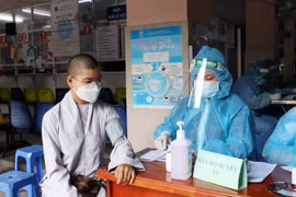 Sư cô Thích nữ Nguyên Thành, thế danh Trần Thị Thuyết được tiêm vaccine phòng COVID-19 trước khi tham gia hỗ trợ lực lượng tuyến đầu chống dịch. (Ảnh: Xuân Khu/TTXVN)