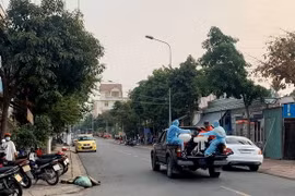 Ngành Y tế tỉnh Bình Dương triển khai công tác phòng chống dịch CoVID-19 trên địa bàn huyện Phú Giáo và khu vực liên quan. (Ảnh: Chí Tưởng/TTXVN)