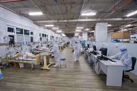 Các bác sỹ Trung tâm Hồi sức tích cực COVID-19 Đại học Y Dược Thành phố Hồ Chí Minh ngày đêm tận tình cứu chữa, giành giật sự sống cho bệnh nhân COVID-19 nặng. (Ảnh: TTXVN phát)