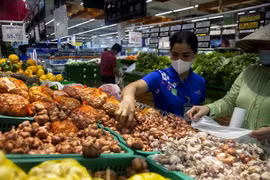 Nhân viên siêu thị Co.op Mart lựa chọn đồ cho khách. (Ảnh: Hồng Đạt/TTXVN)