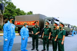 Lãnh đạo Bộ Tư lệnh Quân khu 9 với các chiến sĩ lái xe chở hàng tại buổi xuất quân. (Ảnh: TTXVN phát)