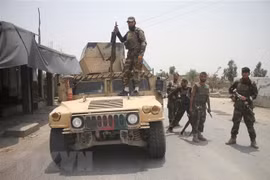 Các thành viên Taliban tuần tra trên một tuyến phố ở thành phố Kandahar, miền Nam Afghanistan. (Ảnh: THX/TTXVN)