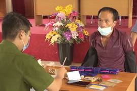 Đối tượng Lý A Đáp cũng tang vật tại cơ quan công an. (Ảnh: TTXVN phát)