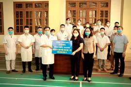 Ngoài việc cử đoàn công tác, tỉnh Yên Bái cũng hỗ trợ 2.000 bộ kit realtime PCR xét nghiệm SARV-CoV-2 cho Bắc Giang. (Ảnh: Tuấn Anh/TTXVN)