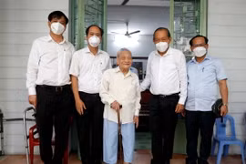 Phó Thủ tướng Thường trực Chính phủ Trương Hòa Bình thăm thương binh Nguyễn Thọ Chân, nguyên Bộ trưởng Bộ Lao động Việt Nam. (Ảnh: TTXVN)