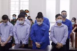 Quang "Rambo" (thứ 3 từ trái sang) và các bị cáo tại tòa án. (Nguồn: laodong)