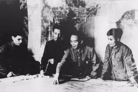 Tổng quân ủy, Bộ Tổng Tư lệnh họp bàn kế hoạch tác chiến Đông-Xuân 1953-1954. Từ phải sang trái: Chủ nhiệm Tổng cục Chính trị Nguyễn Chí Thanh, Đại tướng Tổng Tư lệnh Võ Nguyên Giáp, Chủ nhiệm Tổng cục Cung cấp Trần Đăng Ninh, Tổng Tham mưu trưởng Văn Tiế