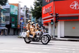 Lực lượng cảnh sát giao thông tăng cường tuần tra trên các tuyến đường trung tâm thành phố, quận 3. (Ảnh: Thanh Vũ/TTXVN)