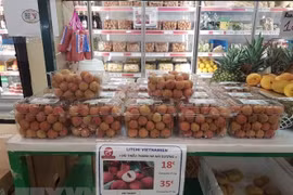Vải thiều Thanh Hà được bán với giá 18 euro/kg tại siêu thị Thanh Bình Jeune ở Paris, Pháp. (Ảnh: Linh Hương/TTXVN)