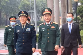 Thượng tướng Phan Văn Giang, Bộ trưởng Bộ Quốc phòng Việt Nam và Thượng tướng Ngụy Phượng Hòa, Bộ trưởng Bộ Quốc phòng Trung Quốc. (Ảnh: Trọng Đức/TTXVN)