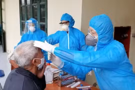 Lấy mẫu xét nghiệm của người dân. (Ảnh: Đinh Tuấn/TTXVN)