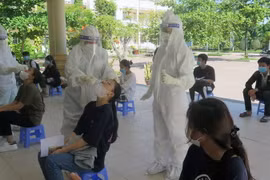 Thí sinh được xét nghiệm sàng lọc SARS-CoV-2 bằng mẫu gộp. (Ảnh: Xuân Triệu/TTXVN)